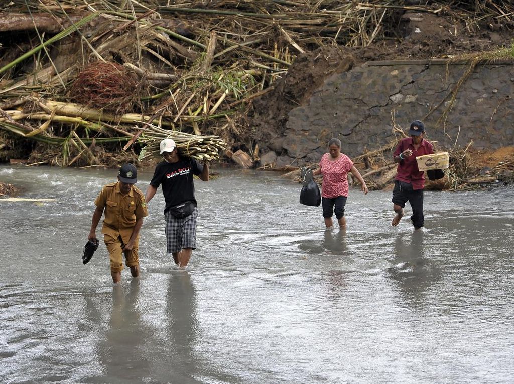 32 Keluarga Korban Banjir Bandang Tolak Relokasi: Jarak Jauh, Lahan Curam 32 Keluarga Korban Banjir Bandang Tolak Relokasi: Jarak Jauh, Lahan Curam
