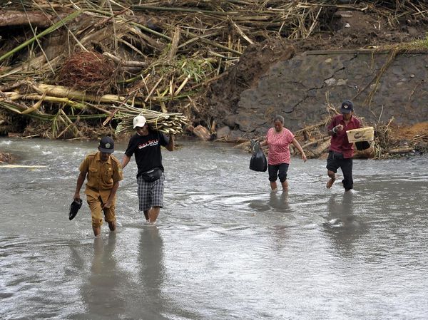 Jembatan Ambruk Akibat Banjir, Warga Jembrana Terpaksa Lintasi Sungai