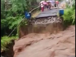 Jembatan di Jember Putus Diterjang Derasnya Arus Sungai, 300 KK Terisolasi