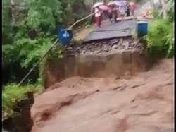 Jembatan di Jember Putus Diterjang Derasnya Arus Sungai, 300 KK Terisolasi