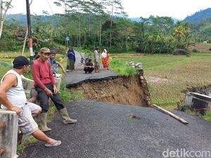 Jembatan di Banjarnegara Ambrol, Akses Jalan 2 Kecamatan Putus Jembatan di Banjarnegara Ambrol, Akses Jalan 2 Kecamatan Putus