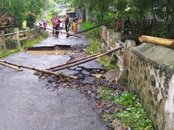 Banjir Bandang di Lombok Timur, Jembatan Rusak-Warung Hanyut