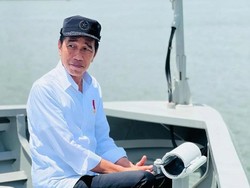 Gaya Jokowi Duduk di Geladak Kapal Susuri Jalur Logistik untuk IKN