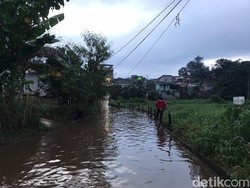 Warga Keluhkan Kali Pesanggaran Depok Kerap Meluap Gegara Tumpukan Sampah