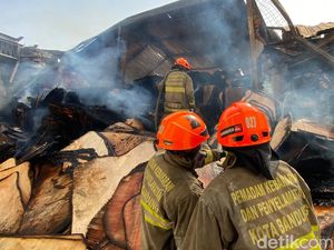 7 Fakta Kebakaran Gudang Tripleks yang Padam Setelah 40 Jam 7 Fakta Kebakaran Gudang Tripleks yang Padam Setelah 40 Jam