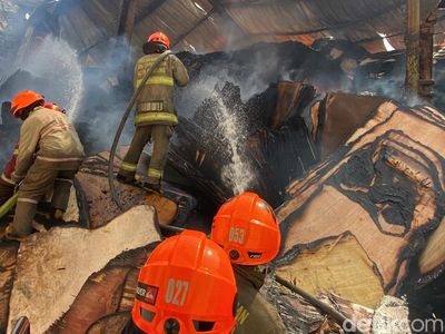12 Jam Lebih Kebakaran Lahap Gudang Tripleks di Bandung