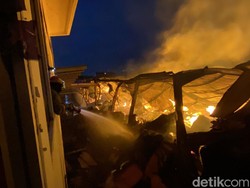 Sudah 24 Jam, Kebakaran Gudang Tripleks di Bandung Belum Padam