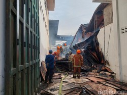 Nyaris 12 Jam, Api Masih Berkobar Dalam Gudang Tripleks di Bandung