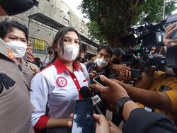 Keluarga Brigadir J Pakai Kemeja Putih-Merah Saat Hadiri Sidang Bharada E