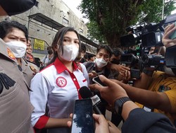 Keluarga Brigadir J Pakai Kemeja Putih-Merah Saat Hadiri Sidang Bharada E