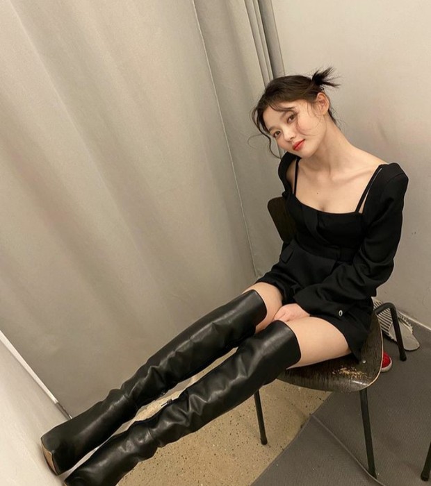 Gaya Busana Kim Yoo Jung dan Roh Yoon Seo Pemain Film 20th Century Girl