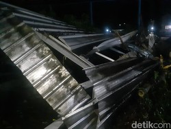 5 Warung di Tembalang Semarang Rusak Tertimpa Pohon Tumbang