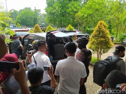 KPK Amankan 1 Koper dan Tumpukan Dokumen dari Dinas PUPR Bangkalan