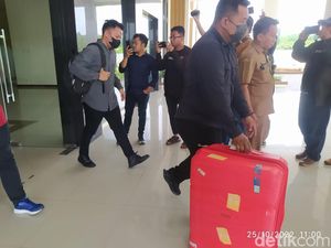KPK Sita Barang Bukti di 14 Lokasi Penggeledahan Kasus Suap Bupati Bangkalan KPK Sita Barang Bukti di 14 Lokasi Penggeledahan Kasus Suap Bupati Bangkalan