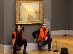 Lagi, Aktivis Lingkungan Lempar Kentang Tumbuk ke Lukisan Monet