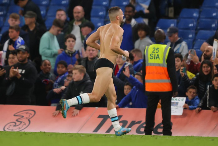 LONDON, ENGLAND - OCTOBER 22:  Mateo Kovacic of Chelsea leaves the pitch having given most of his kit away during the Premier League match between Chelsea FC and Manchester United at Stamford Bridge on October 22, 2022 in London, United Kingdom. (Photo by Marc Atkins/Getty Images)