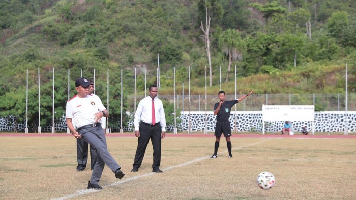 Menpora Zainudin Amali buka Turnamen sepakbola Rektor Cup II Universitas Cendrawasih, Senin (24/10)