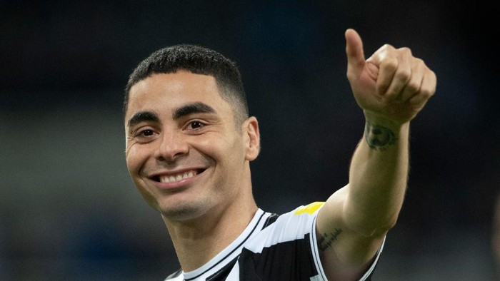 LONDON, ENGLAND - OCTOBER 23: Miguel Almiron of Newcastle United celebrates after their sides victory during the Premier League match between Tottenham Hotspur and Newcastle United at Tottenham Hotspur Stadium on October 23, 2022 in London, England. (Photo by Julian Finney/Getty Images)
