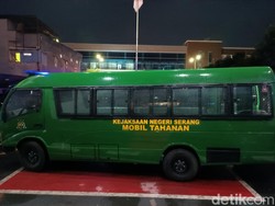 Nikita Mirzani Nangis Histeris di Kejari Serang, Mobil Tahanan Siaga