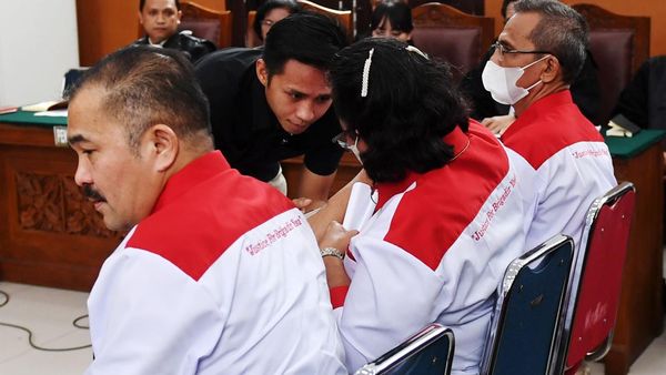 Momen Bharada Eliezer Sungkem ke Orang Tua Yosua di PN Jaksel