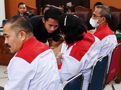 Momen Bharada Eliezer Sungkem ke Orang Tua Yosua di PN Jaksel
