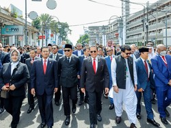 Bamsoet dan Delegasi Forum MPR Dunia History Walk Menuju Gedung Merdeka