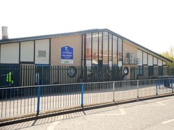 Duh! Gegara Kekeliruan Kantin, Siswa Muslim Ini Makan Kue Mengandung Babi