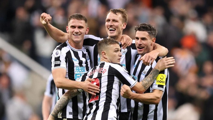 NEWCASTLE UPON TYNE, ENGLAND - OCTOBER 19: Sven Botman, Kieran Trippier, Dan Burn and Fabian Schar of Newcastle United celebrate their sides win after the final whistle of the Premier League match between Newcastle United and Everton FC at St. James Park on October 19, 2022 in Newcastle upon Tyne, England. (Photo by George Wood/Getty Images)