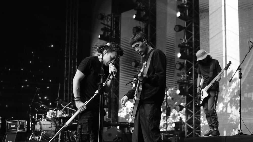 NOAH dan Dewa 19 manggung di Surabaya.