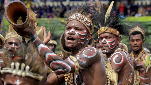 Tumpah Ruah Budaya Adat Khas Nusantara di Sentani Jayapura