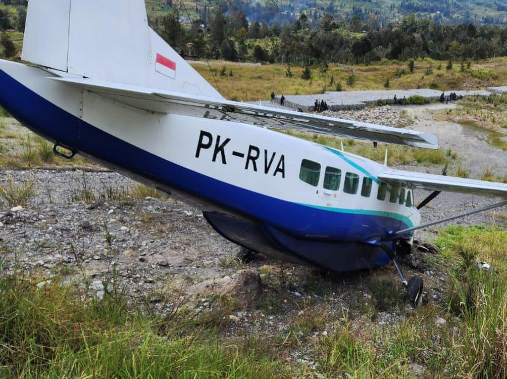 Tak Bisa Belok Kanan, Pesawat Kargo Tergelincir di Bandara Ilaga Papua Tak Bisa Belok Kanan, Pesawat Kargo Tergelincir di Bandara Ilaga Papua