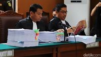 Penampakan Tumpukan Berkas Perkara di Sidang Bharada Eliezer