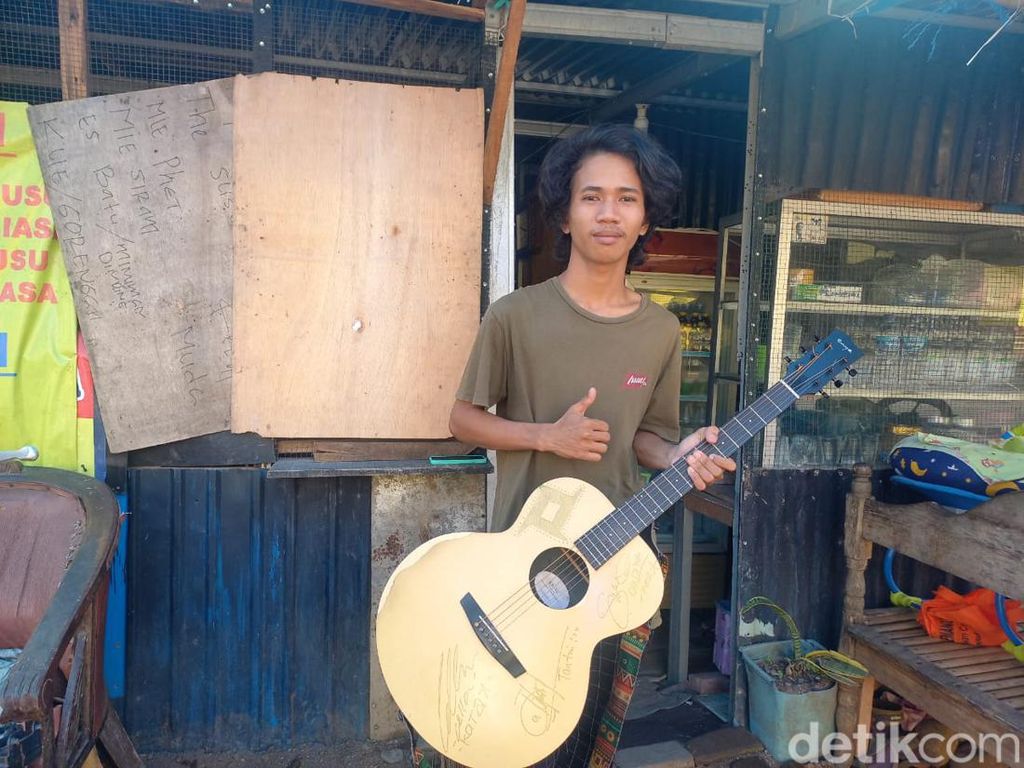 Rezeki Anto Usai Ngamen Bareng Tantri, Hadiah Gitar-Diajak Manggung Kotak Band