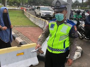 Penampakan Pistol yang Ditodongkan Wanita ke Paspampres Depan Istana Penampakan Pistol yang Ditodongkan Wanita ke Paspampres Depan Istana