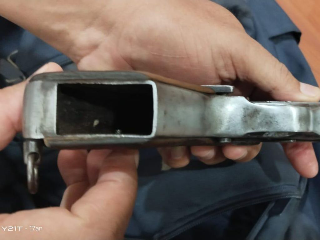 Polisi Sebut Tak Ada Peluru di Pistol Siti Elina yang Coba Terobos Istana Polisi Sebut Tak Ada Peluru di Pistol Siti Elina yang Coba Terobos Istana