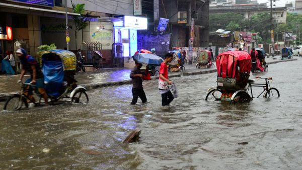 Aksi Warga Bangladesh Menerobos Banjir Saat Hujan dan Angin Topan