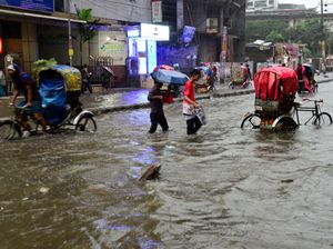 Aksi Warga Bangladesh Menerobos Banjir Saat Hujan dan Angin Topan