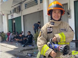 Cerita Ratika Berjibaku Padamkan Api di Gudang Tripleks Bandung