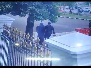 Wanita Penodong Paspampres Sempat Meronta Saat Diamankan Wanita Penodong Paspampres Sempat Meronta Saat Diamankan