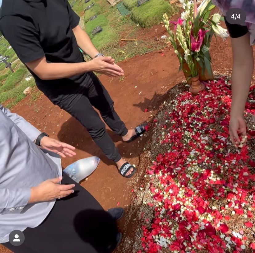 Rio Alief Ziarah ke Makam Clerence Sang Istri
