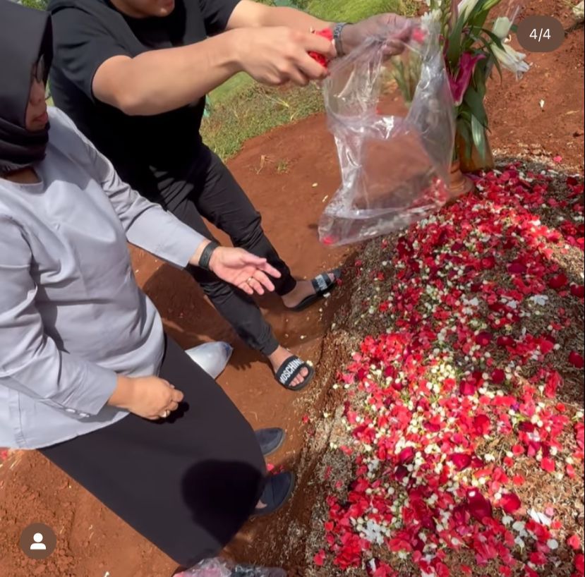 Rio Alief Ziarah ke Makam Clerence Sang Istri