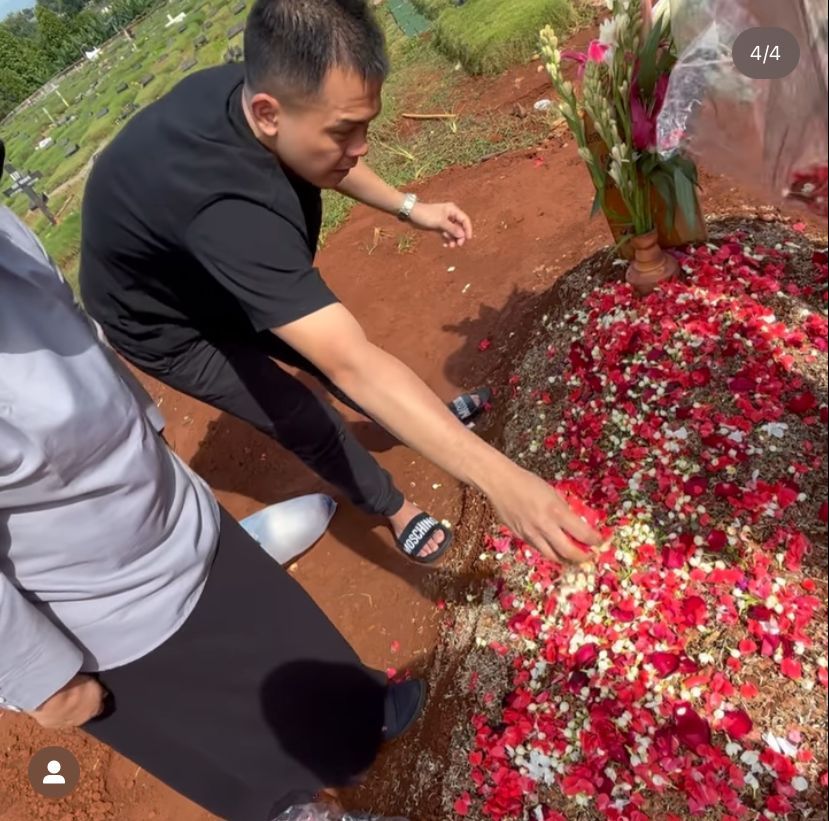 Rio Alief Ziarah ke Makam Clerence Sang Istri