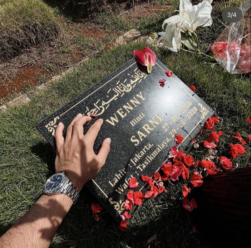 Rio Alief Ziarah ke Makam Clerence Sang Istri