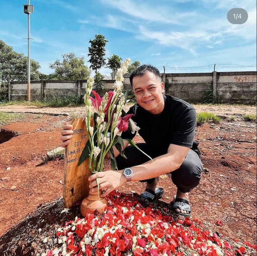 Rio Alief Ziarah ke Makam Clerence Sang Istri
