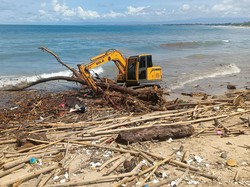 Fenomena Tahunan, Pantai Kuta Kembali Dipenuhi Sampah Kiriman