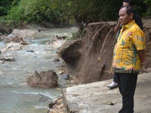 Bantu Korban Banjir Blitar, Sarmuji: Jatim Selatan Perlu Perhatian Khusus Bantu Korban Banjir Blitar, Sarmuji: Jatim Selatan Perlu Perhatian Khusus