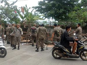 Satpol PP Bongkar 42 Lapak PKL di Pinggir Jalan Ciawi Bogor