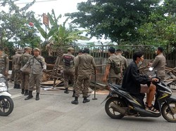 Satpol PP Bongkar 42 Lapak PKL di Pinggir Jalan Ciawi Bogor