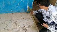 Potret Kerusakan SDN 02 Ponolawen: Dinding Berlubang-Atap Nyaris Ambruk