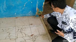 Potret Kerusakan SDN 02 Ponolawen: Dinding Berlubang-Atap Nyaris Ambruk